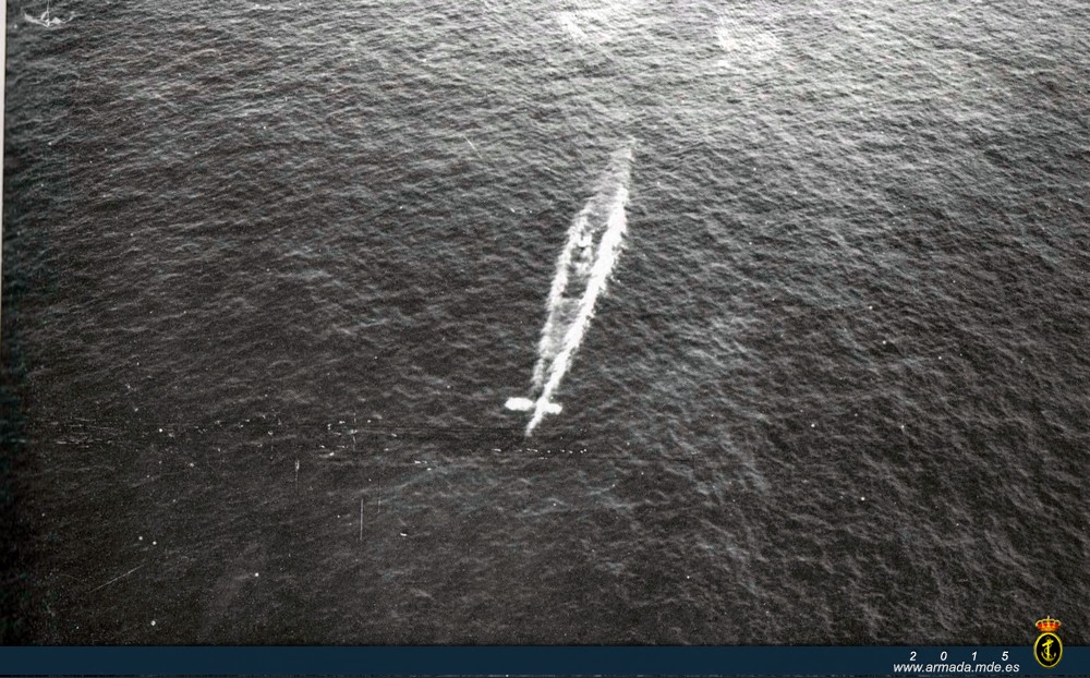 Foto aérea de un submarino de la clase C a cota periscópica. Año 1935.
